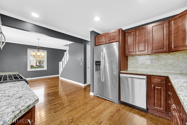 Building Photo - 6661 Glenview Dr