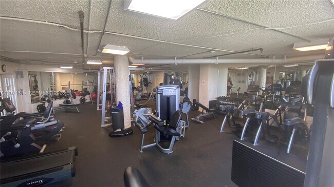 Building Photo - 999 Brickell Bay Dr