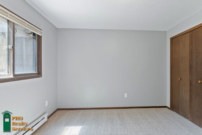 Building Photo - Spacious 4 Bedroom Home **Half Off October...