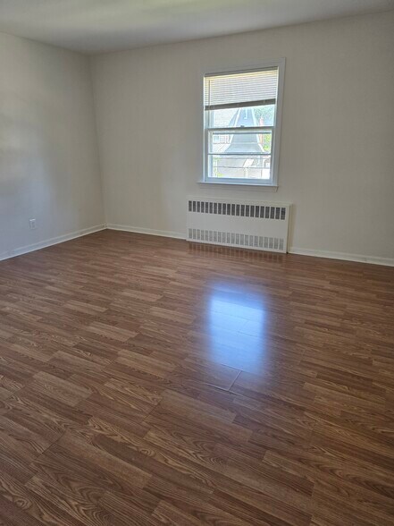 Building Photo - 128 E Maple St