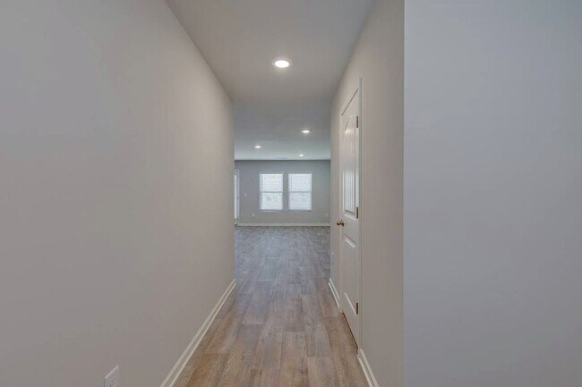 Building Photo - Free Rent Special with approved credit!  S...