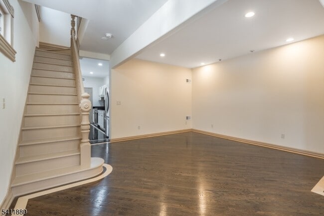 Building Photo - 302 Walnut Ave