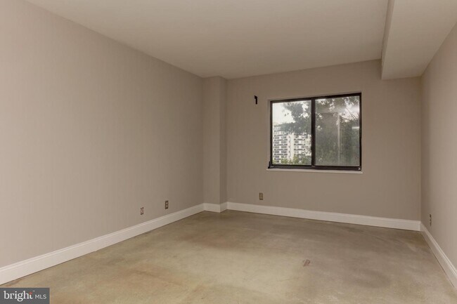 Building Photo - 1600 N Oak St