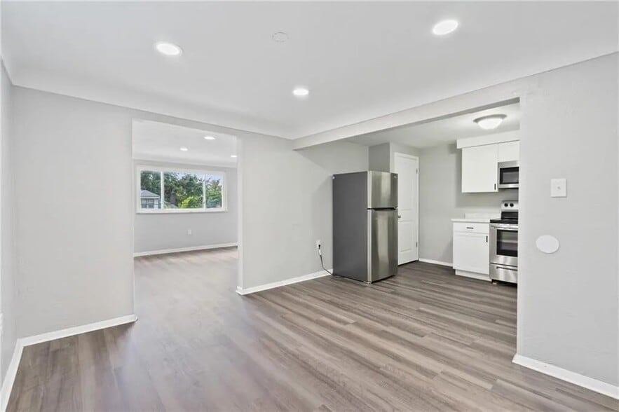 Building Photo - 2703 Woodstock Ave