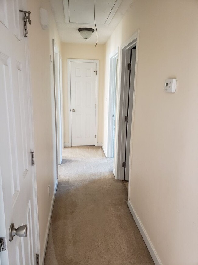 Building Photo - Nice 3 BD/ 2 BA Home