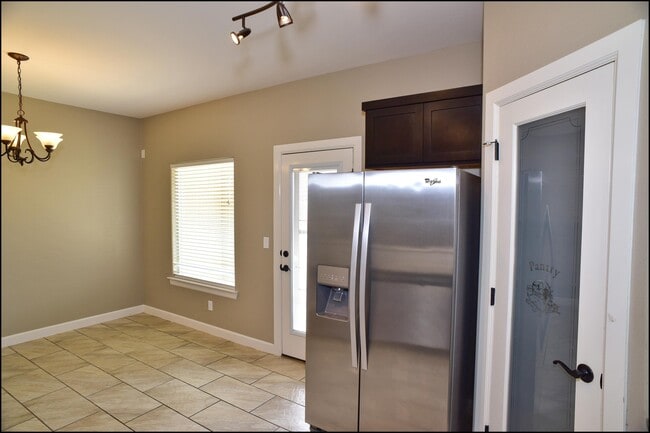 Building Photo - 3744 Loma Adriana