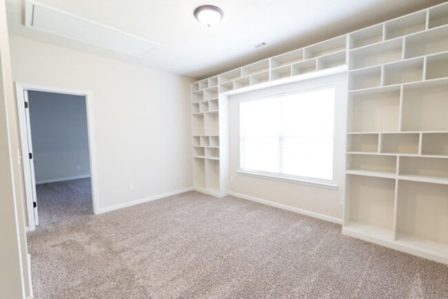 Building Photo - 3 Bedroom 2.5 Bath With Large Backyard