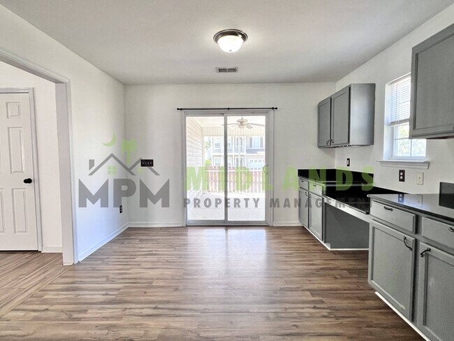 Building Photo - 492 Denman Loop