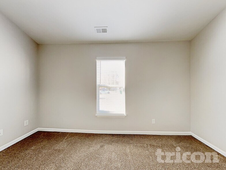 Building Photo - 10203 Green Hedge Ave