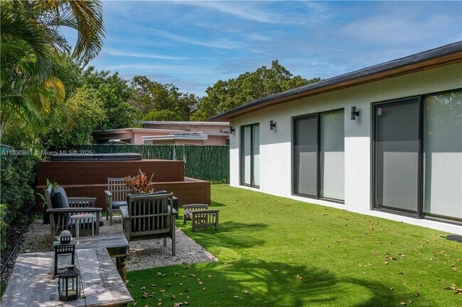 Building Photo - 1320 N Biscayne Point Rd