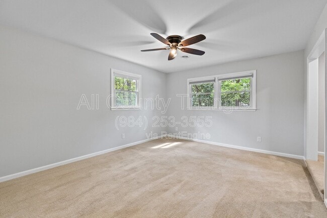 Building Photo - 5105 Pine Dr