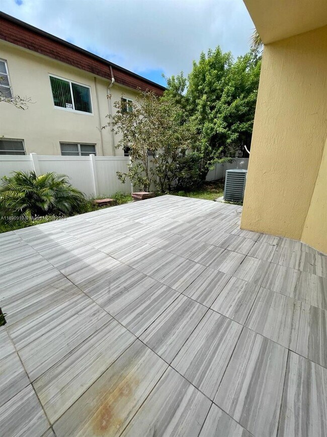 Building Photo - 5347 SW 40th Ave