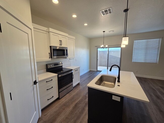 Building Photo - VIEWS from EVERY ROOM!