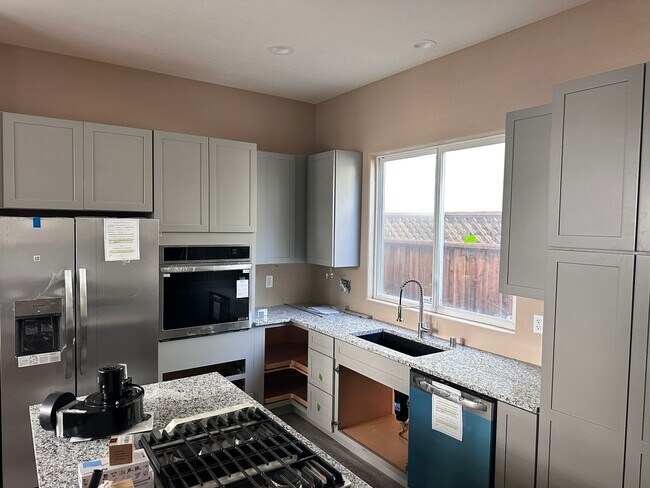 Building Photo - 4 bed/ 4.5 bath in Santa Rosa