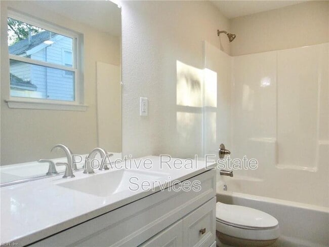 Building Photo - 838 W 48th St