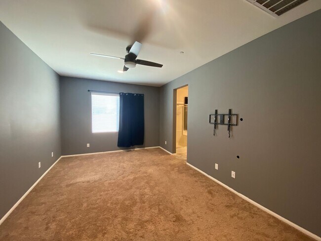 Building Photo - Rosamond 4 bedroom