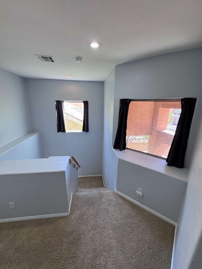 Building Photo - Centennial Hills 4-bedrooms with 2.5 bath