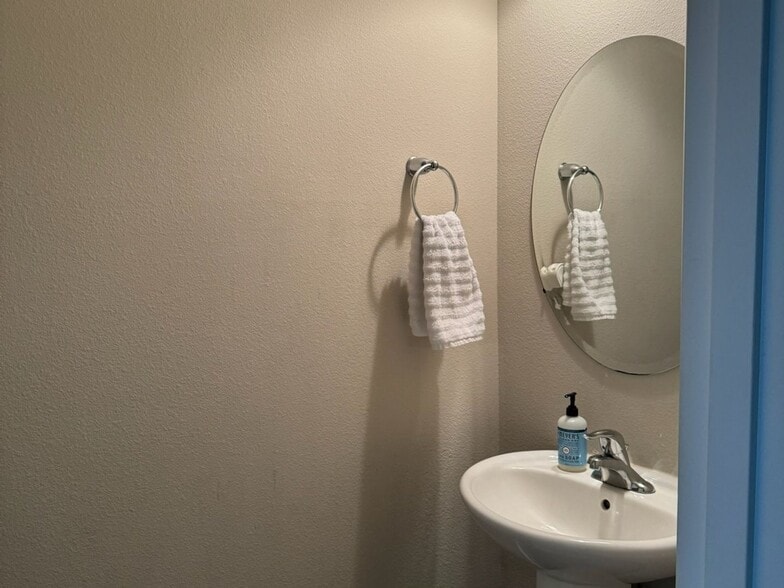 Building Photo - 4132 Cameron Dr NE