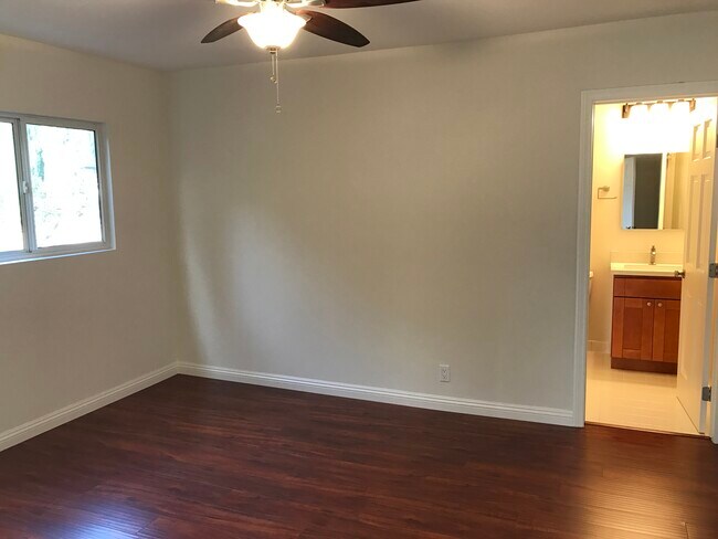 Building Photo - 1646 Livonia Ave