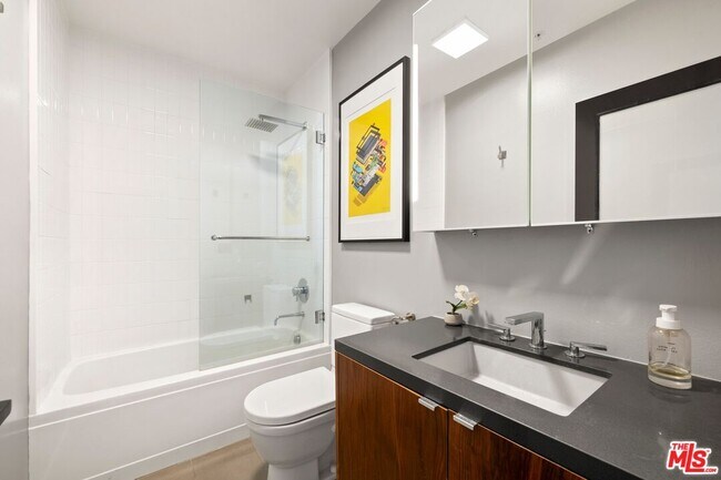 Building Photo - 140 S Gramercy Pl