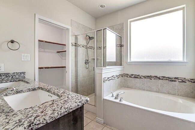 Building Photo - Spacious 4BR House in Burleson
