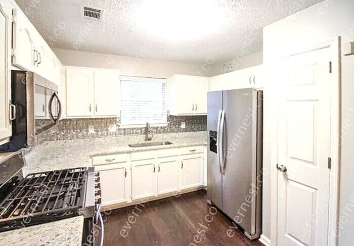 Building Photo - 2073 Upland Dr