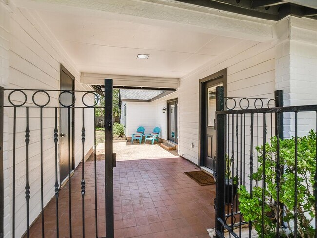 Building Photo - 4301 Balcones Woods Dr