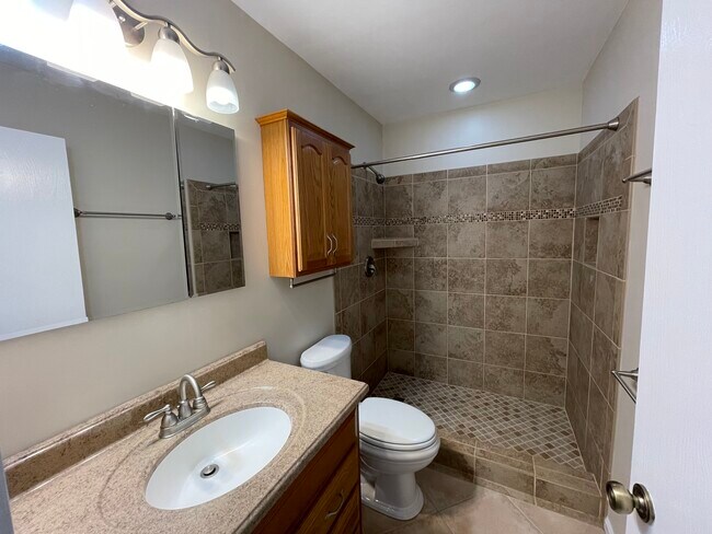 Building Photo - 2618 Cedar Lake Dr