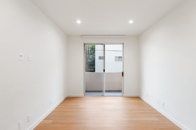 Building Photo - Beverly Hills Prime Location - 2 bed 2.5 bathroom