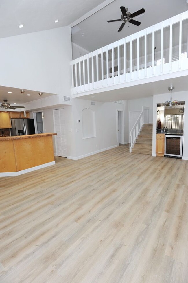 Building Photo - 3 Bedroom Townhouse - $2800/mo - ANNUAL RE...