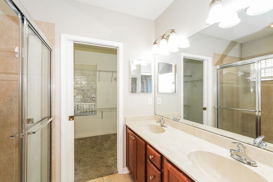 Building Photo - 16014 Loneoak View Dr