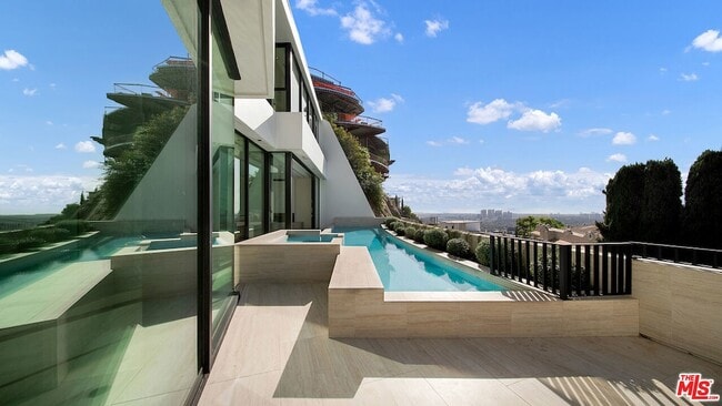 Building Photo - 8765 Hollywood Blvd