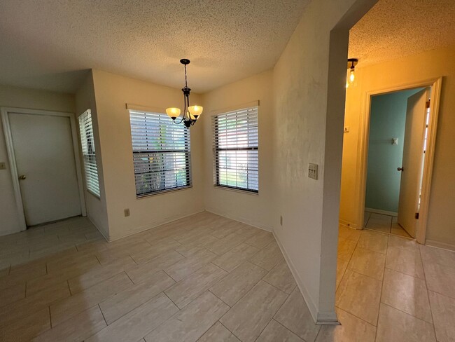 Building Photo - Beautiful 3 bed 2.5 bath townhome