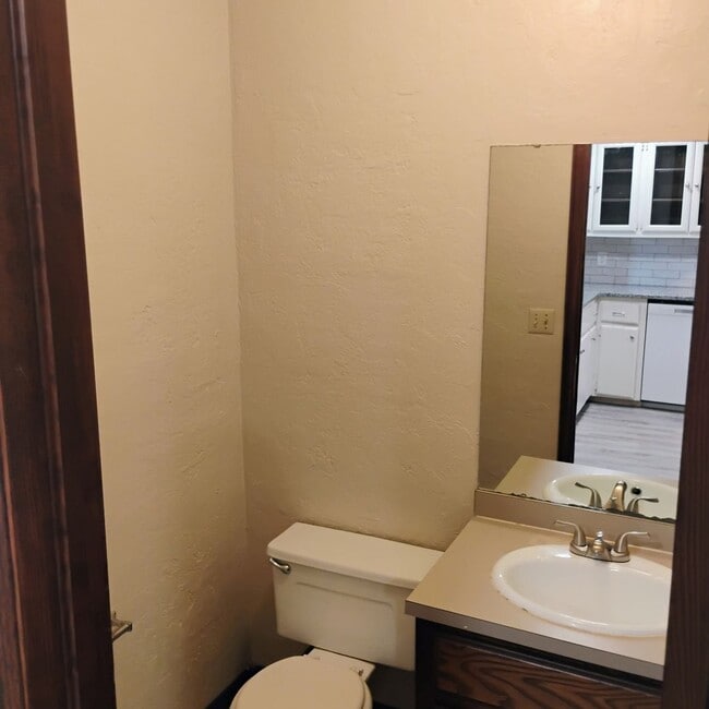 Building Photo - SPACIOUS DUPLEX IN DESIRABLE RIDGE AT SHADOWLAKE