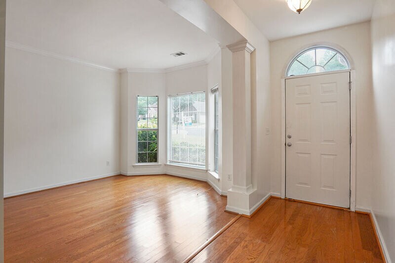 Building Photo - 164 Village Ln