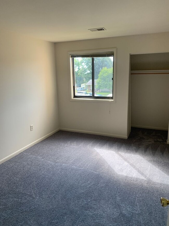 Building Photo - 2 Bedroom, 2 Bath Apartment, with Communit...