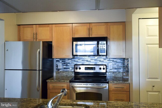 Building Photo - 10101 Grosvenor Pl