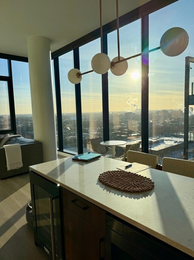 Building Photo - 1101 W Van Buren St