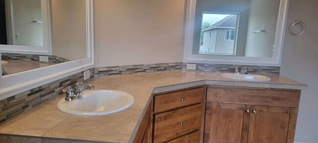 Building Photo - 4 bedroom with one large bonus room