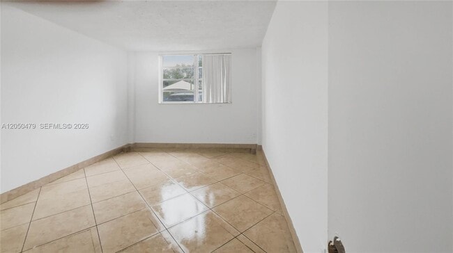 Building Photo - 16450 Miami Dr