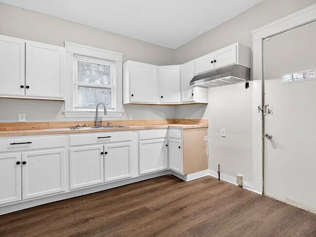 Building Photo - Spacious 5-bedroom, 2-bath single-family home
