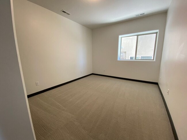 Building Photo - Close to Micron, 3 Bedroom 3 bath w/ a Mil...