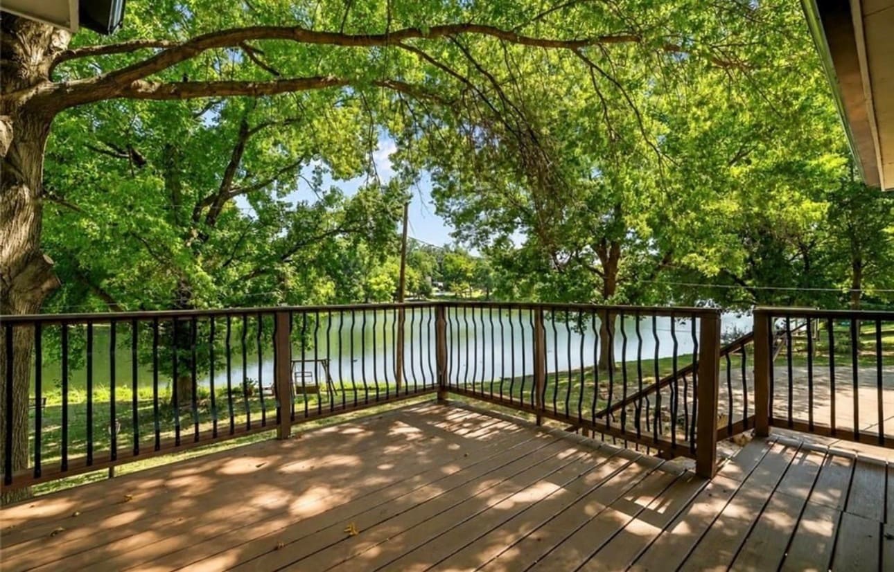 Building Photo - 6809 Lakeshore Dr
