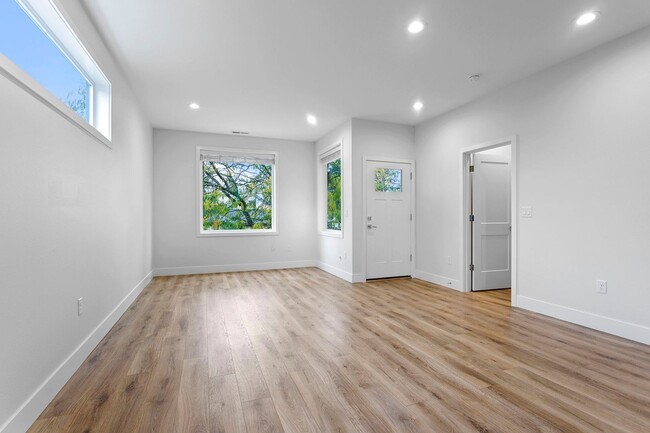 Building Photo - 4 bed/3.5 Bath Townhouse in Richmond Neighborhood, SE Portland