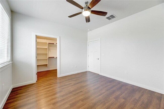 Building Photo - 400 Rose Dr