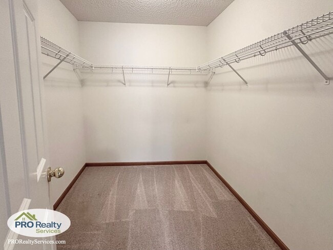 Building Photo - 2 Bedroom Updated Townhome