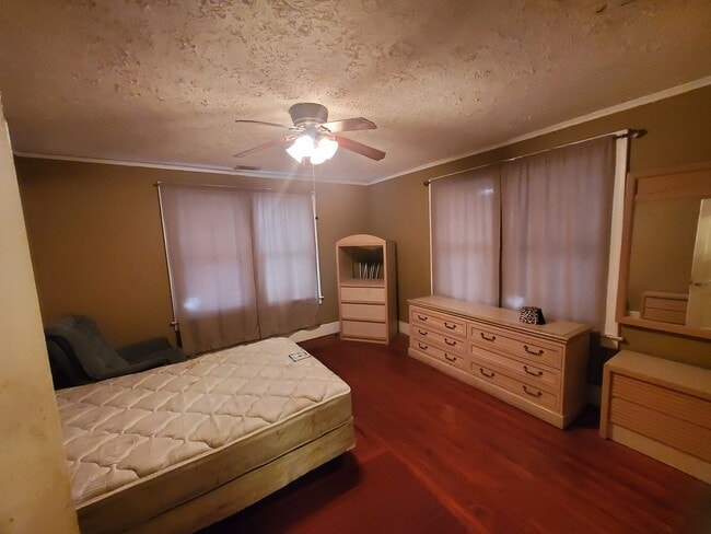 Building Photo - 2120 DeLesseps Ave