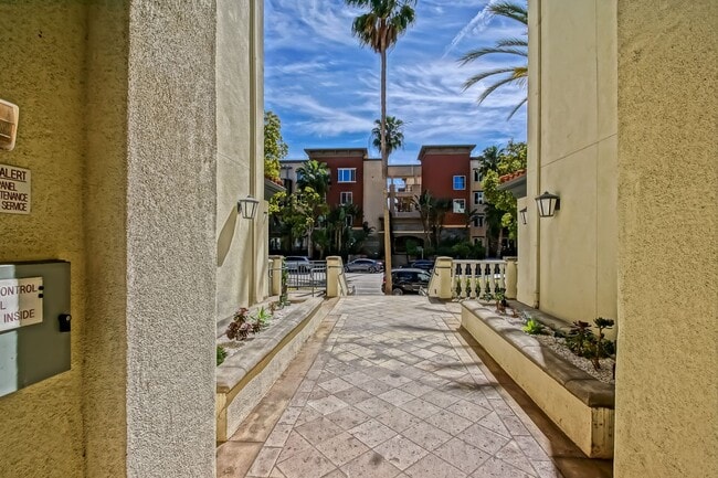 Building Photo - Bright & Airy, Recently Updated 3rd Floor Apartment in the Catalina Building Across from Central ...