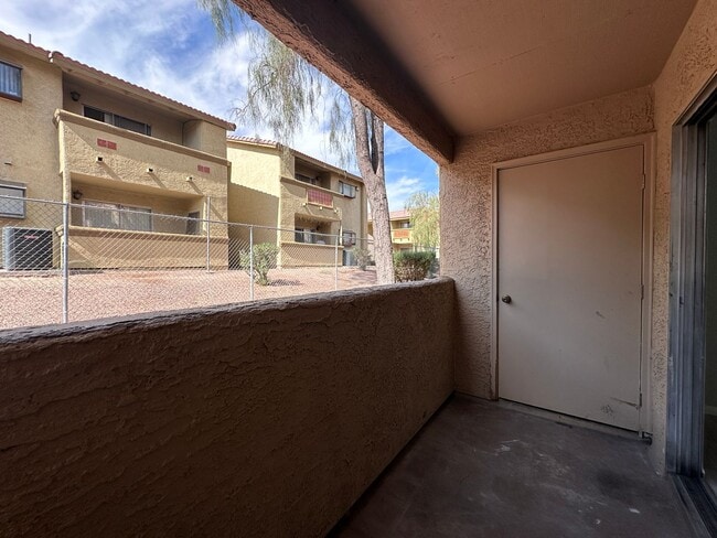 Building Photo - Updated 2 bed 2 bath Condo