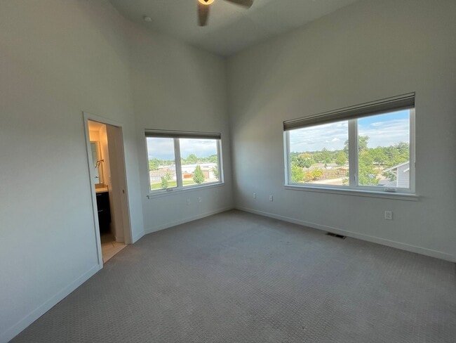 Building Photo - Beautiful Modern Townhouse in North Fort C...